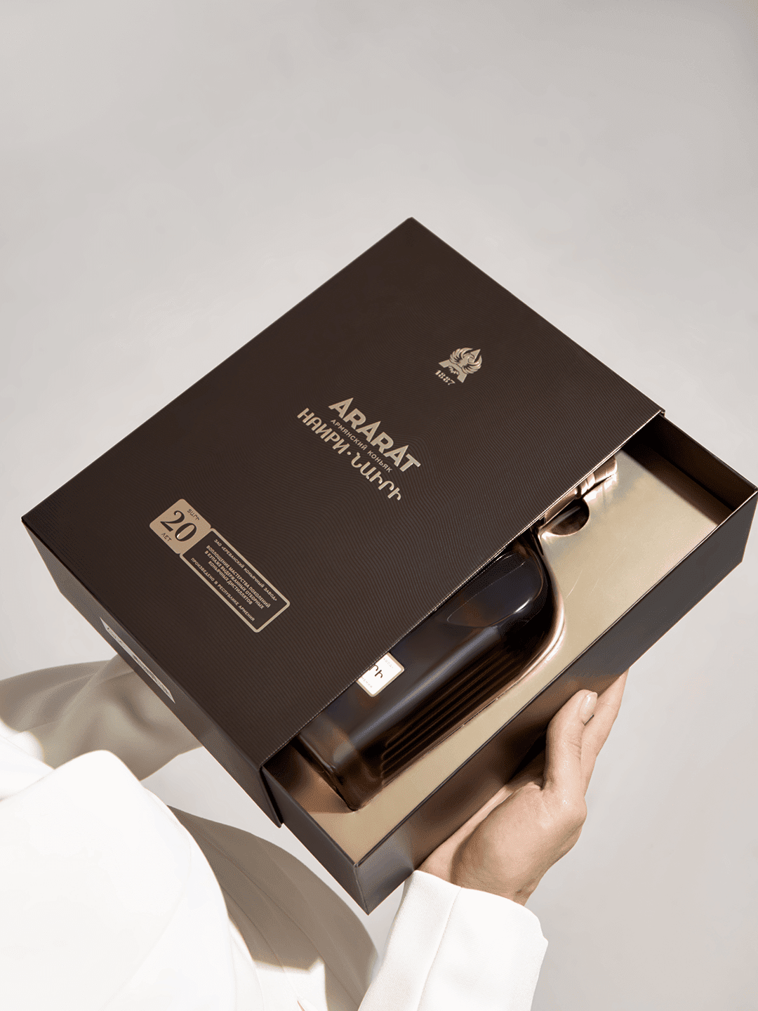 Арарат Наири 20 лет в подарочной упаковке 0.7 л