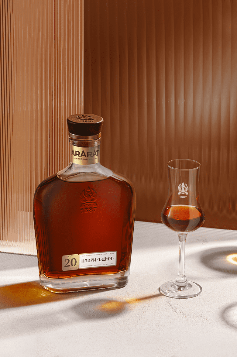 Арарат Наири 20 лет в подарочной упаковке 0.7 л